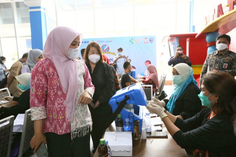 Fatma Pantau Wisata Vaksin Gratis yang Digelar PHRI Makassar