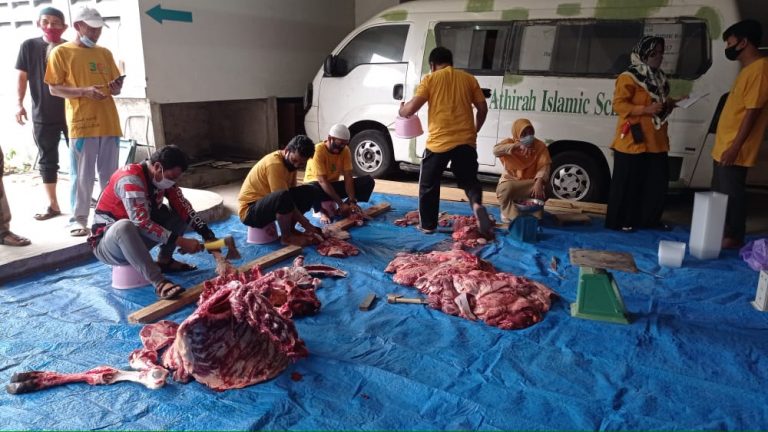 Warga Sekolah Islam Athirah Rayakan Iduladha, Sembelih 30 Hewan Kurban