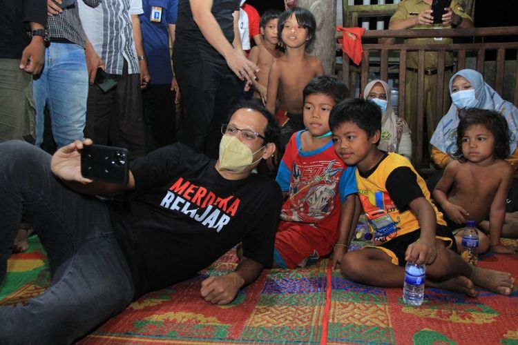 Nadiem Minta Pemda Perbanyak Beri Bimbingan Guru ASN PPPK