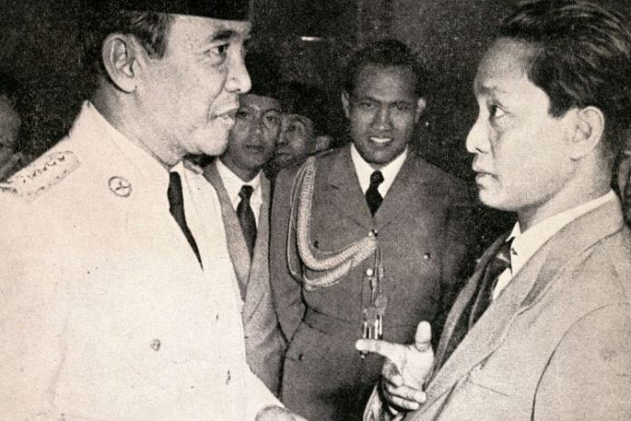 DN Adit berbincang dengan Soekarno. FOTO: KOMPAS