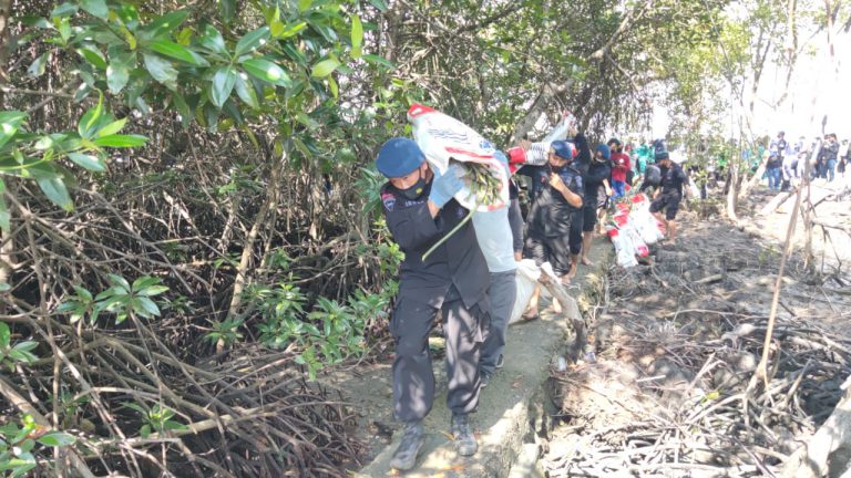 Sambut HUT Brimob ke-76, Batalyon C Pelopor Bone Bersihkan Pantai