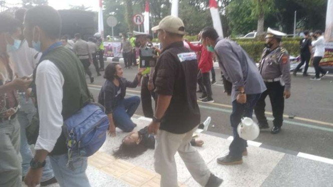 Viral! Oknum Polisi Banting Mahasiswa Pendemo, Begini Penjelasannya