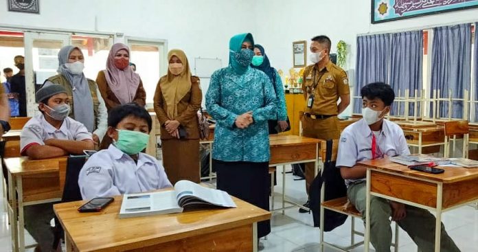 PTM Makassar, Ketua TP PKK Tinjau SMP Athirah Bukit Baruga Antang