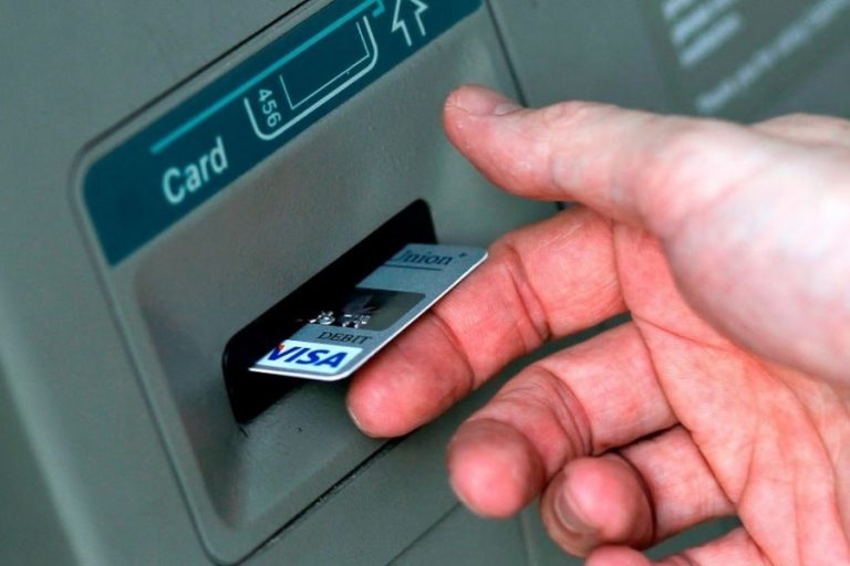 Jangan Panik ! Cukup Lakukan Hal Ini Bila ATM Tertelan