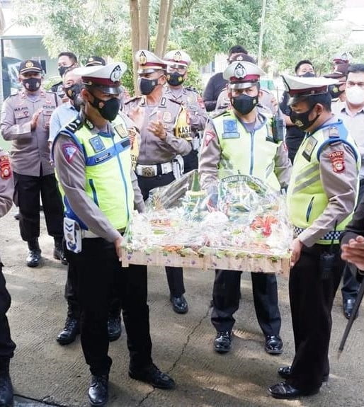 Kapolres Wajo Datangi Kodim 1406, Berikan Kejutan Hut TNI Ke-76