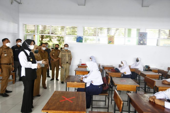 Tinjau Simulasi PTM di SMPN 15 Makassar, Fatma : Kita Akan Evaluasi Setiap Hari