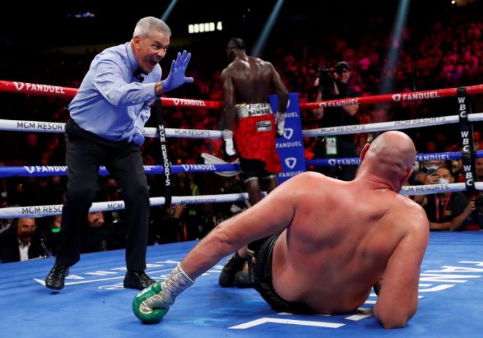 Tyson Fury Tumbang di Ronde 4, Wasit Russell Mora Stop Pertandingan!