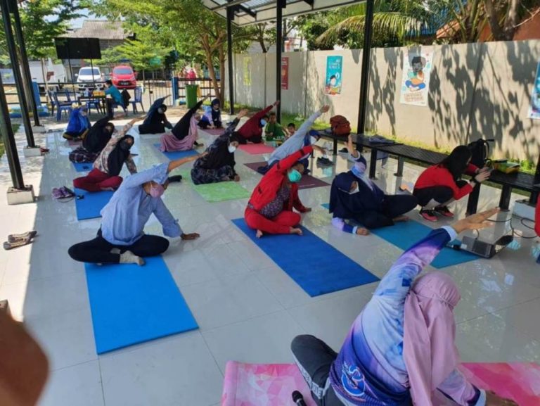 Prodi Fisioterapi Unhas Gelar Pengabdian Masyarakat untuk Kebugaran Ibu Hamil di Kampung Nelayan