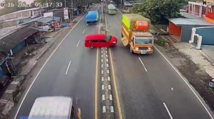 Viral, Beredar Vidio Mobil Truk Menabrak Mobil Merah, Pelaku Kabur!