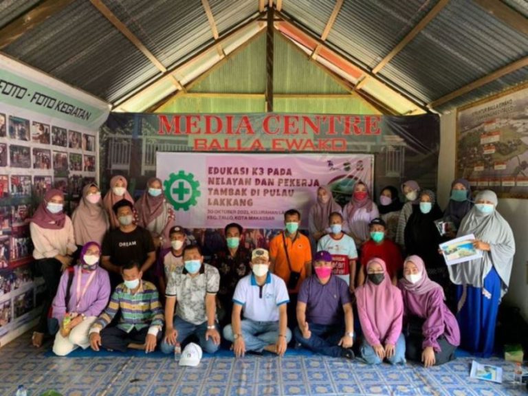 Departemen K3 Unhas Beri Edukasi K3 pada Nelayan dan Pekerja Tambak di Pulau Lakkang