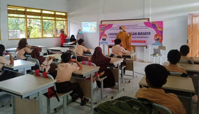 Departemen PKIP FKM Unhas Lakukan Edukasi Penggunaan Masker bagi anak SD