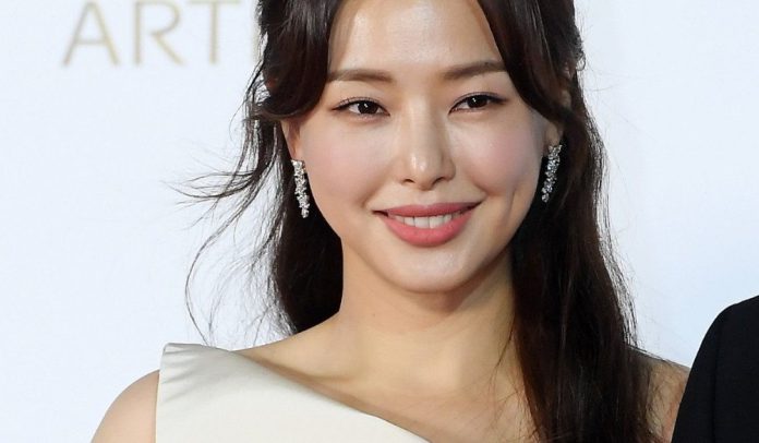 Aktris 'One The Woman' Honey Lee Berkencan, Agensi Beri Pernyataan !