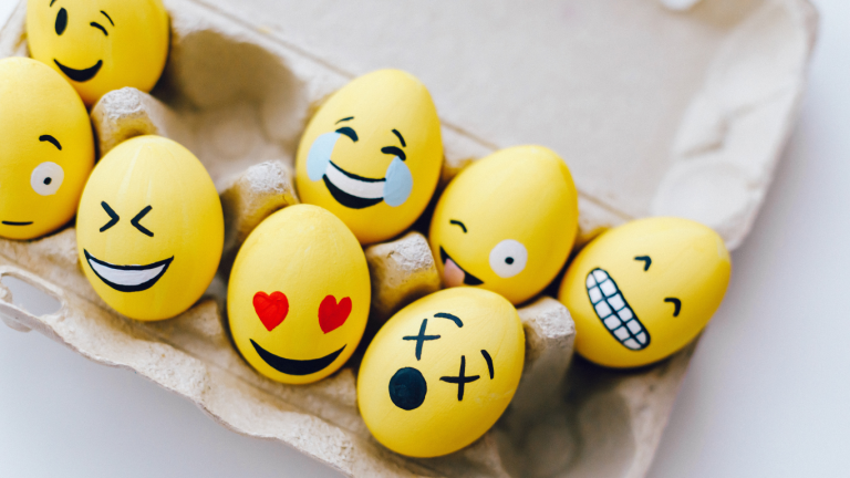 Ini Perbedaan Emoticon WhatsApp dan Emoticon Facebook