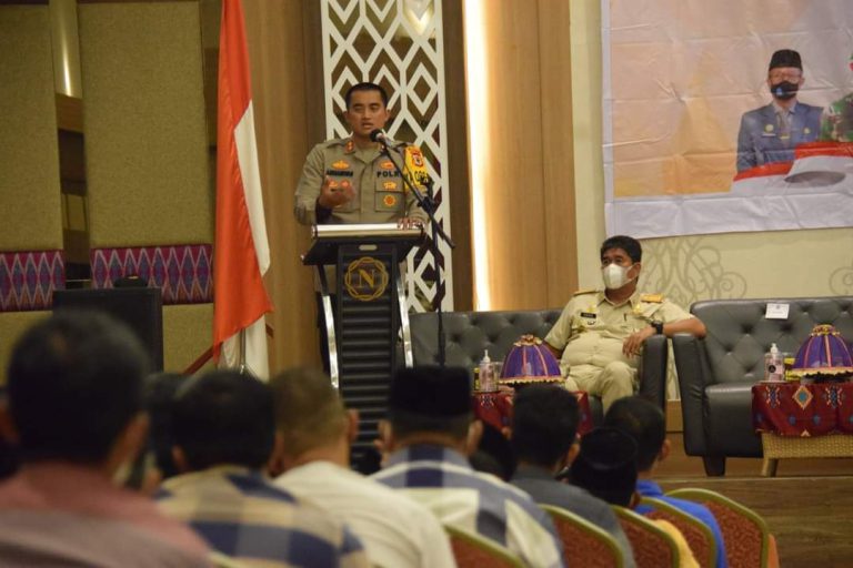 Hadiri Penandatanganan Pakta Integritas Cakades, Kapolres Bone Sampaikan Kunci Keberhasilan Pilkades