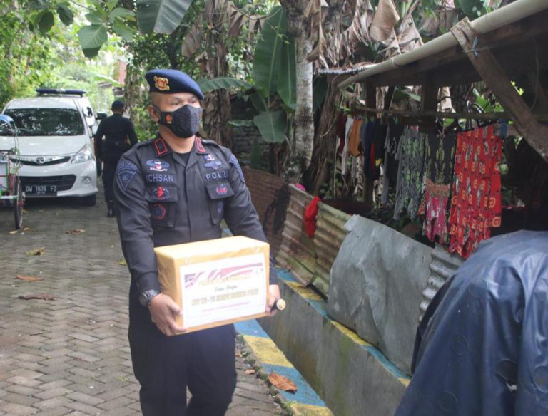 Maknai HUT Ke-76 Brimob, Yon C Pelopor Gelar Baksos Sasar Warga Kurang Mampu
