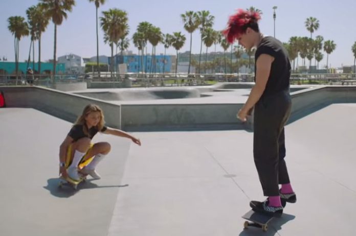 Bocah 13 Tahun Peraih Medali Olimpiade Mengajarkan YungBlud Cara Bermain Skateboard