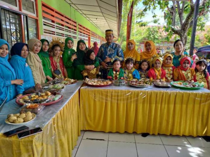 Rayakan HUT Kota Makassar, Guru SD Inpres Panaikang II/1 Ngopi dan Makan Kue Taripang