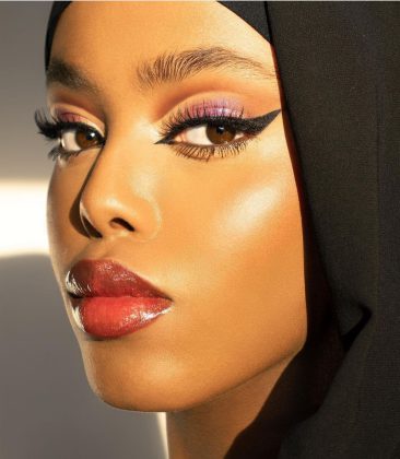 Ratu Kecantikan Berhijab Pertama di Dunia, Khadija Omar