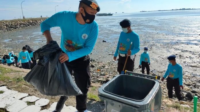 Brimob Bone Bersih-bersih Pantai di Area PPI Lonrae