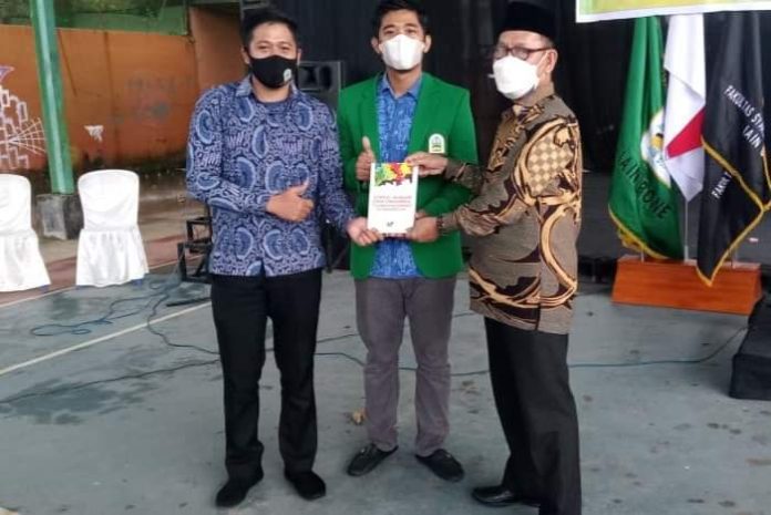 Irfan Amir (tengah) saat menyerahkan buku ke Rektor IAIN Bone, Prof Andi Nuzul (kanan).
