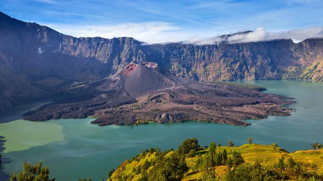 cerpen berjudul 'RINJANI, MANDALIKA, DAN SANTIAGO' oleh Za'idatul Uyun Akrami