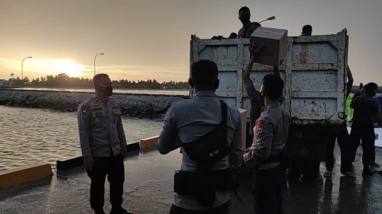 Begini Perjuangan Brimob Bone Bantu Korban Gempa di Selayar