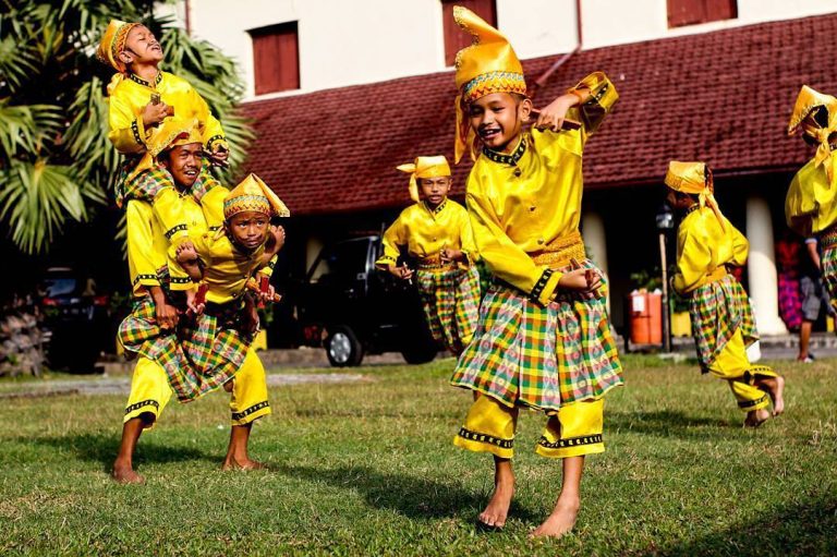 Tari Gandrang Bulo, Tarian Jenaka yang Penuh Makna