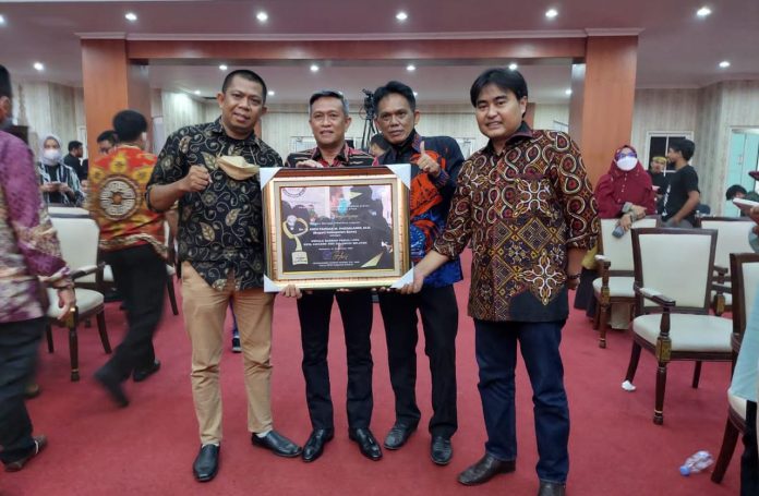 KPID Award 2021, Bupati Bone Dinobatkan Kepala Daerah Peduli Penyiaran