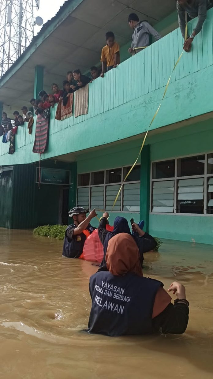 Bagikan Makanan, Yayasan Peduli dan Berbagi Juga Buka Dapur Umum