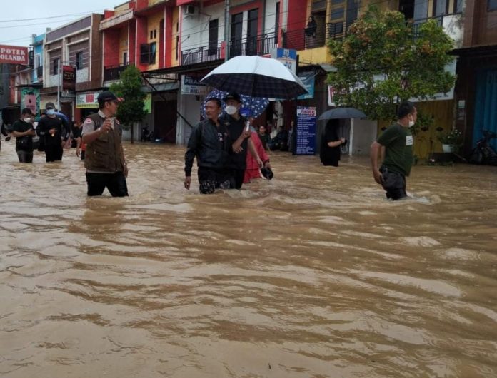 Paska Banjir, Bupati dan BASARNAS Kab. Pangkep Sigap Bagikan Sembako