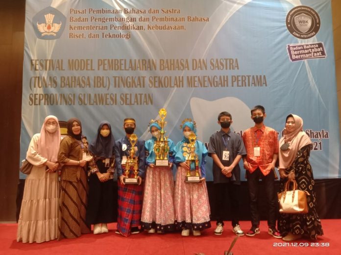 Bahas Bugis Dialek, Barru Menangkan 3 Piala di Festival Tunas Bahasa Ibu Tingkat SMP Se-Sulsel