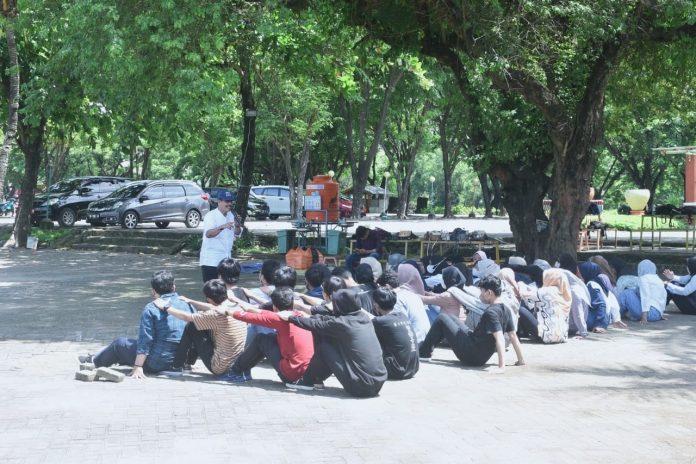 Kreatif, Dosen FEB UNM Tutup Perkuliahan Dengan Outbound