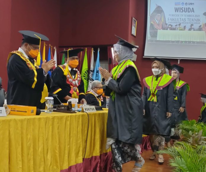 Rektor UNM Tutup Tahun 2021 dengan Kukuhkan Seribu Wisudawan