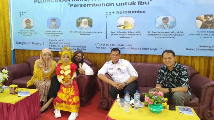 Momen Hari Ibu, Murid SD Hang Tua Makassar Beri Kado Buku Antologi Puisi untuk Ibu Mereka