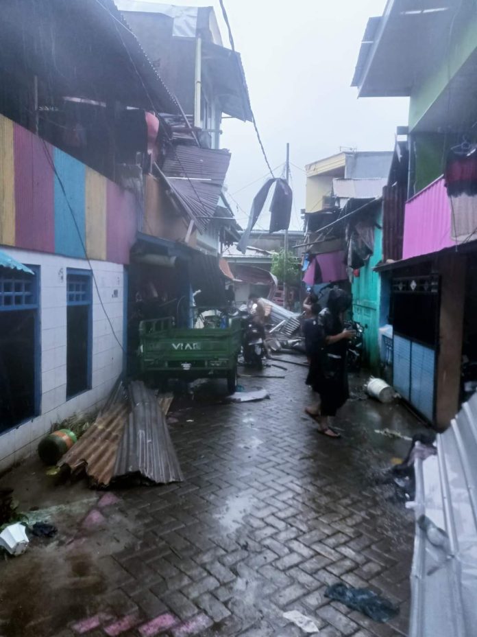 Puluhan Rumah di Kota Makassar Hancur Akibat Angin Puting Beliung