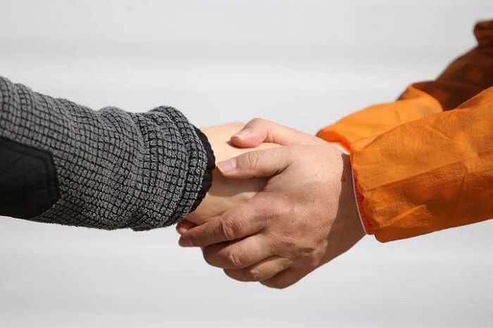 Asal Usul Tradisi Bersalaman Saat Kenalan dengan Teman Baru
