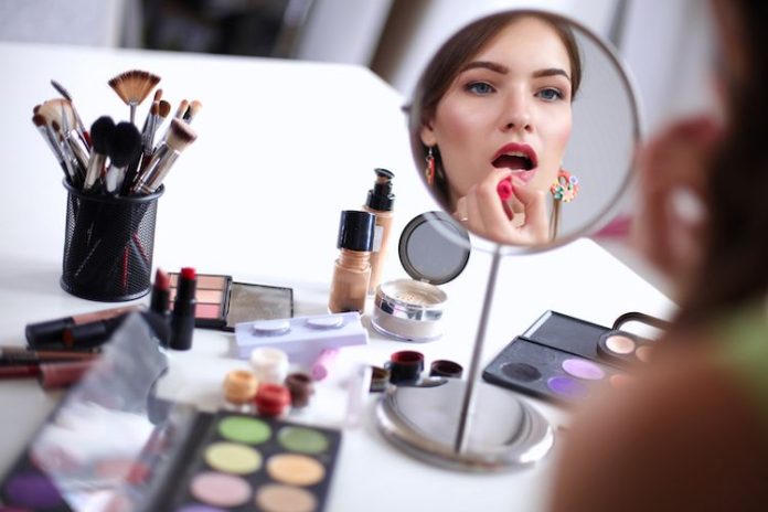 Tips Makeup Kilat untuk Kamu yang Super Sibuk