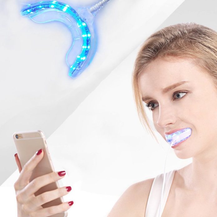 Tren Phone Bleaching Kian Diminati Sebagai Cara Praktis Memutihkan Gigi