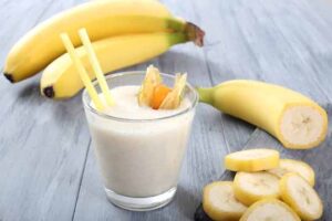 Smoothie pisang dan almond