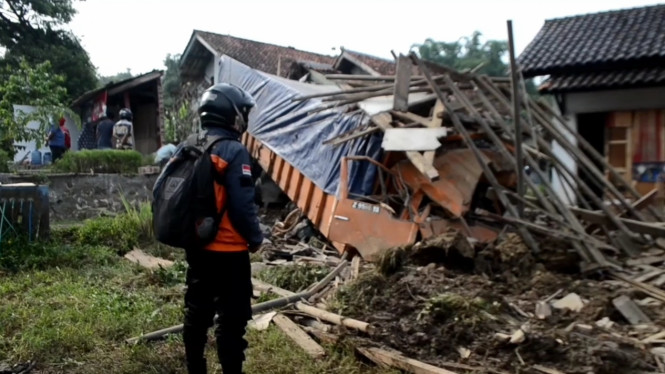 Akibat Rem Blong, Truk Menabrak Sebuah Rumah dan Warung di Majalengka