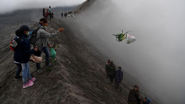 Viral di Medsos Pria Tendang Sesajen Semeru, Kini Diburu Aparat