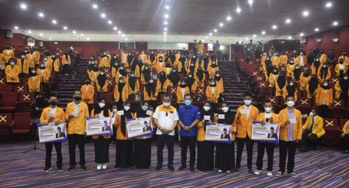  Rektor Universitas Negeri Makassar (UNM) Prof. Husain Syam dan anggota DPR RI Komisi X Mitra Fakhruddin bersama 124 mahasiswa