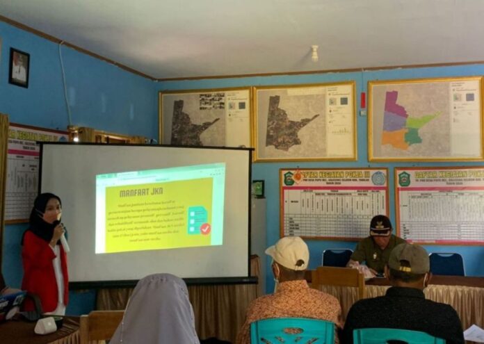 Mahasiswa PBL II FKM Unhas Gelar Penyuluhan JKN dan Sosialisasi Poster Pemilahan Sampah dan Bahaya Rokok