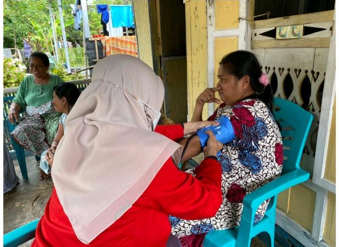 Anggota Posko 2 Bontoloe PBL II FKM Unhas Bagi-bagi Buku Saku Hipertensi di Enam Dusun