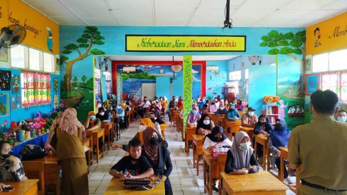 Pendekatan persuasif pun ditempuh melalui edukasi di sekolah-sekolah, sebagaimana terlihat di SD Hang Tuah Makassar.