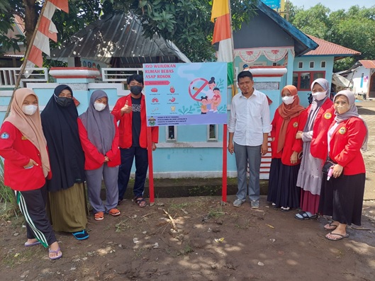 Aktivitas Merokok dalam Rumah Tinggi, Mahasiswa PBL II FKM Unhas Buat Papan Wicara Himbauan Wujudkan Rumah Bebas Asap Rokok