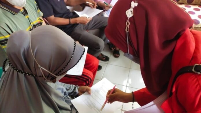 Anggota Posko 2 Bontoloe PBL II FKM Unhas Beri Penyuluhan Terkait Kepesertaan BPJS di Kantor Desa Bontoloe