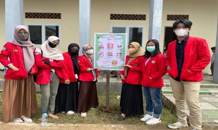 Mahasiswa PBL II FKM Unhas Beri Penyuluhan dan Pemasangan Papan Wicara Pentingnya PHBS Sekolah