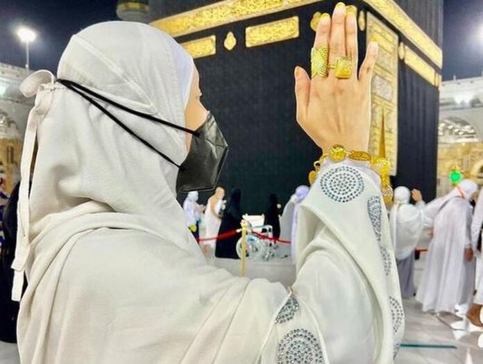 Viral Penyanyi Malaysia Dihujat Lantaran Memakai Perhiasa Emas Saat Beribadah di Tanah Suci