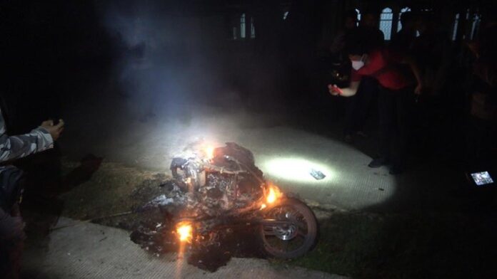 2 Kubu Mahasiswa UNM Tawuran, Dua Orang Luka Dilarikan ke RS- Motor Dibakar